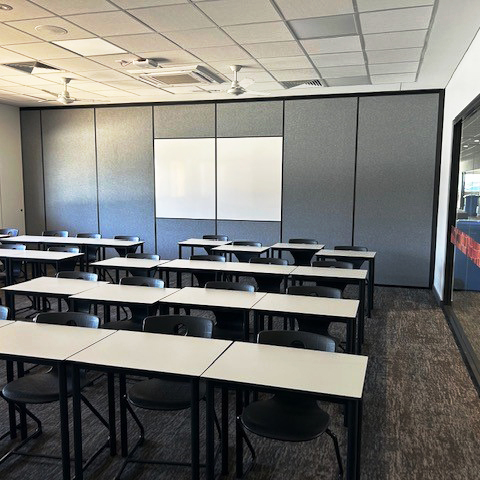 Optica movable wall system with fabric panels and white boards